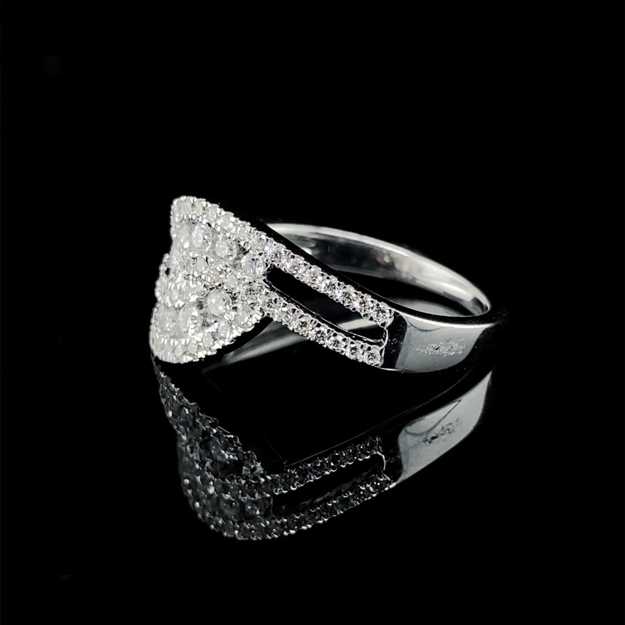 #LVNA2024 | Leaf Round Half Eternity Diamond Ring 18kt